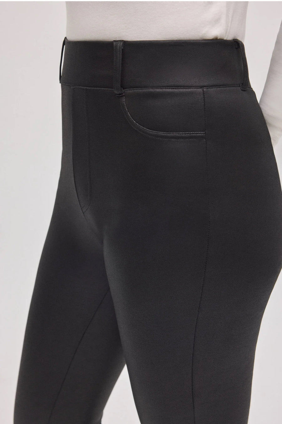 Pantaloni neri elasticizzati effetto pelle a zampa d'elefante